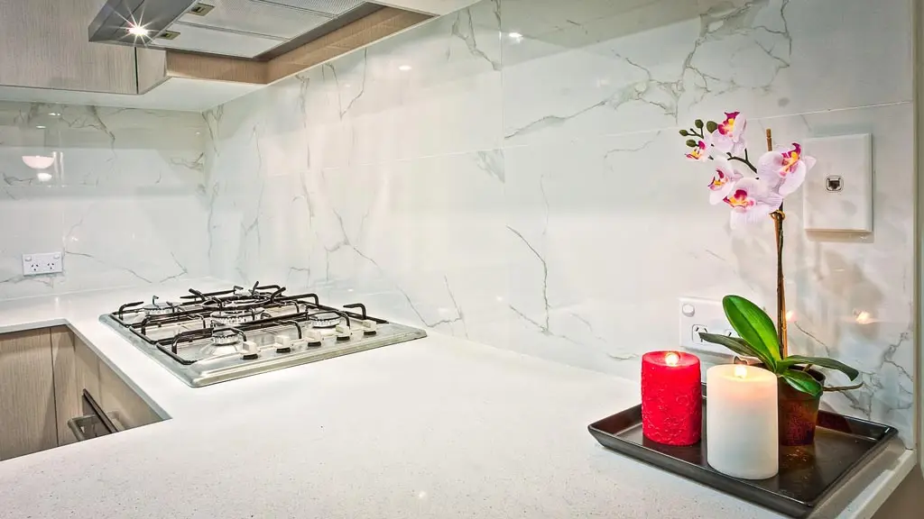 Pacshore-Quartz-Bianco-Statuario-Kitchen